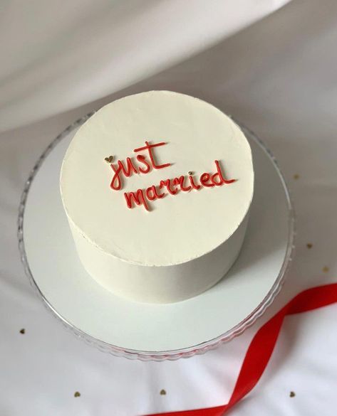 Minimalist Small Wedding Cake, Simple Just Married Cake, Wedding Bento Cake, Wedding Cake Minimalist, Just Married Cake, Engagement Proposal Photos, Doodle Cake, Wedding Lunch, Tiny Cakes