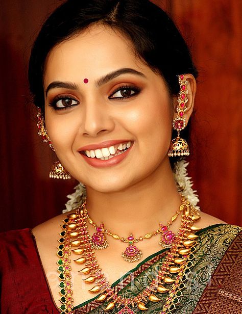 Muthina Hara, Samvritha Sunil, Kerala Jewellery, Gold Necklace Indian, Traditional Jewellery, Antique Jewelry Indian, Indian Woman, Gold Wedding Jewelry, Indian Jewellery Design