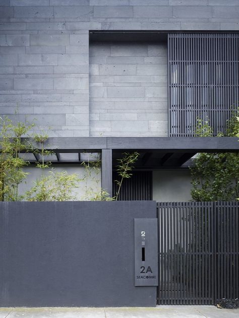 Seacombe Grove House-B.E Architecture-09-1 Kindesign Black Fence, Modern Fence Design, Modern Fence, Design Exterior, Google Lens, Architecture Exterior, Facade Architecture, Fence Design, Facade Design