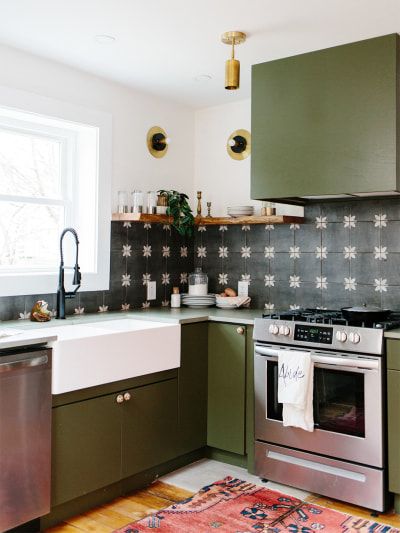 green kitchen with graphic black and white backsplash 1960s Wallpaper, Black And White Backsplash, Concrete Counters, Kitchen Decor Inspiration, Green Kitchen Cabinets, Concrete Counter, White Backsplash, Bedroom Remodel, Kitchen Cabinet Remodel