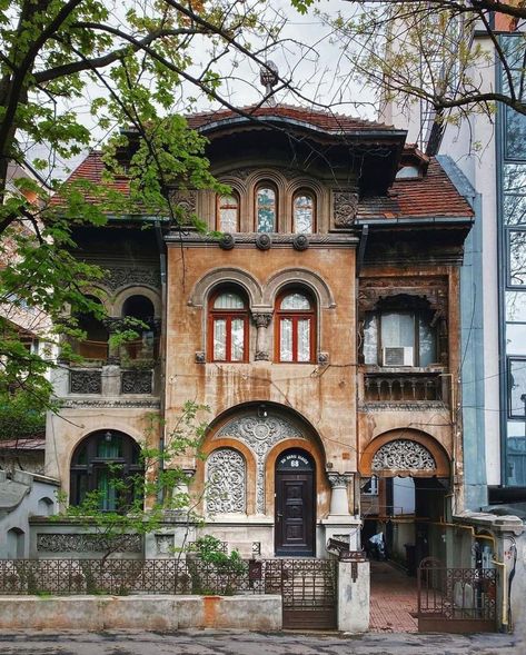 Romanian Revival Architecture, Transylvania Architecture, Romania Architecture, Croatia Architecture, Romanian Architecture, Old Style House, Apartment Exterior, Paint Color Ideas, Mansion Floor Plan