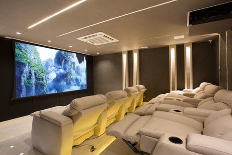 projeto-jogador-futebol-escritório-arquitetura-interior (Foto: Denilson Machado/MCA Studio/Divulgação) Small Home Theaters, Home Theater Room Design, Theater Room Design, Beige Home, Theater Design, Home Cinema Room, Home Theater Decor, At Home Movie Theater, Home Theater Rooms