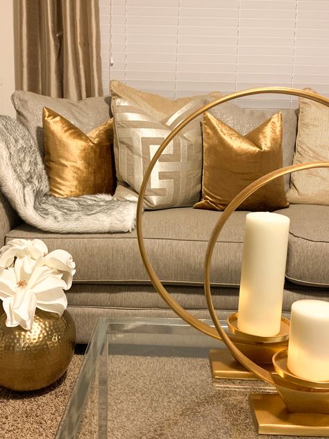 Gold House Aesthetic, Gold Room, Golden Pillow, Gold Rooms, Home Themes, Gold Living Room, Table Decor Living Room, Gold Bedroom, Apartment Aesthetic