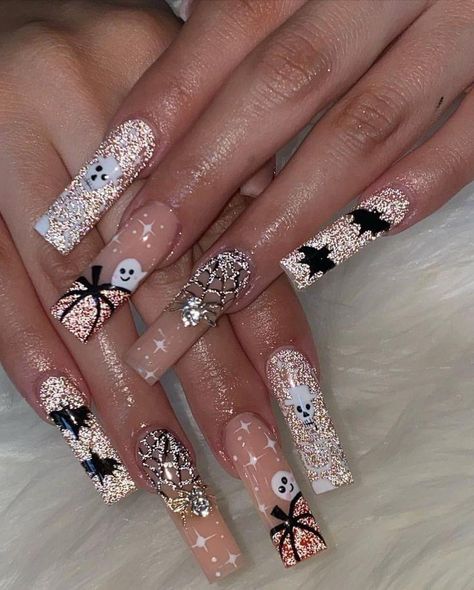 Halloween Bling Nails, Halloween Nail Inspiration, Halloween Nails Glitter, Halloween Glitter Nails, Glitter Halloween Nails, Cute Halloween Nail Ideas, October Nail Designs, Easy Nail Polish, Nail Halloween