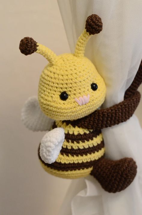 Curtains Holder, Bee Nursery, Hantverk Diy, Bee Toys, Confection Au Crochet, Crochet Bee, Crochet Baby Toys, Crochet Curtains, Haken Baby