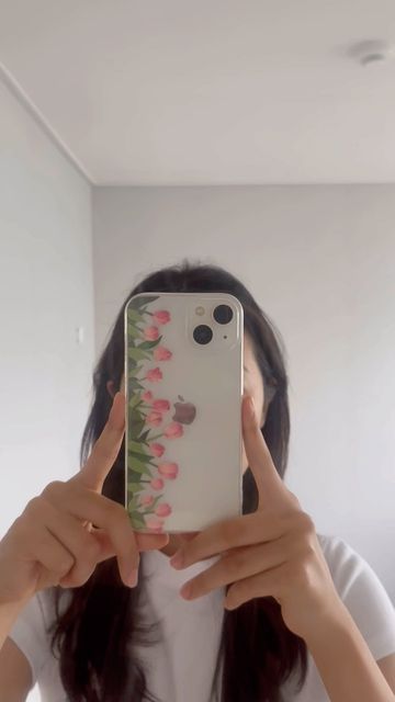 Aesthetic Phone Case Design, Diy Phone Case Ideas, Tulip Phone Case, Clear Phone Case Design, Phone Case Ideas, Artsy Phone Cases, Diy Gift For Bff, Phone Case Diy Paint, Diy Phone Case Design