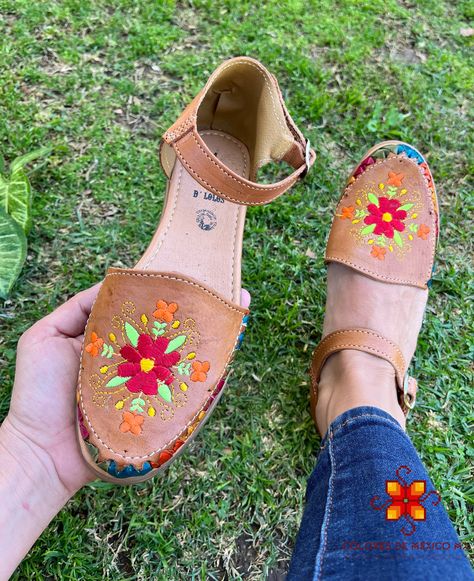 Leather Huarache Sandal Flower embroidered, Leather shoes Leather Sandals handmade, Mexican Huarache sandals Comfortable Mexican style de ColoresdeMexicoMX en Etsy Unique Sandals, Mexican Sandals Huaraches, Mexican Shoes, Mexican Boho, Sandals Comfortable, Huarache Sandals, Leather Sandals Handmade, Boho Sandals, Embroidered Leather