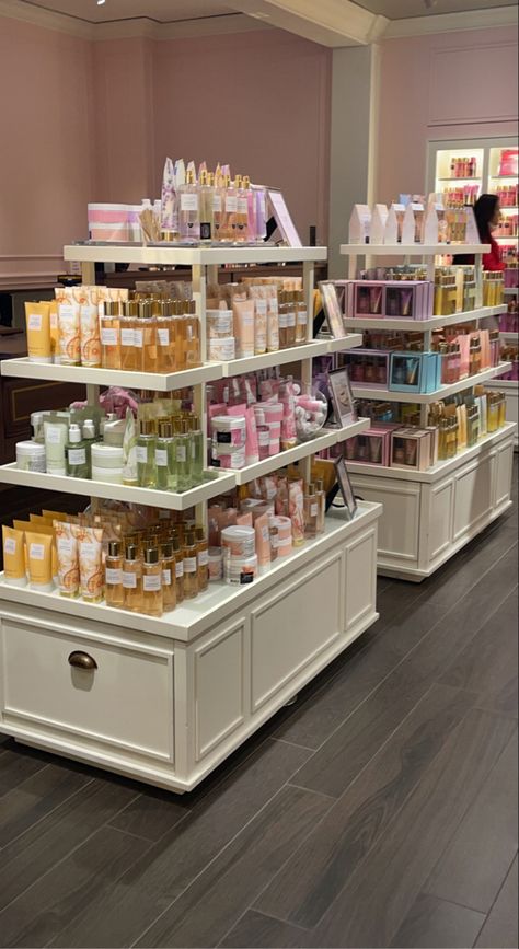 Beauty Shop Aesthetic, Cosmetic Shop Design Ideas, Beauty Supply Store Aesthetic, Aesthetic Stores Interior, Perfume Shop Interior Design, Perfume Shop Design, Makeup Store Interior, Retail Aesthetic, Aesthetic Boutique