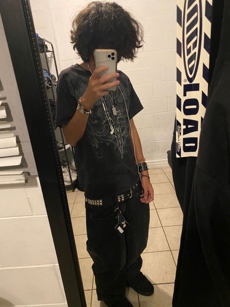 Y2k Skater Clothes, Emo Black Outfits, Alt Skater Outfits, Masc Skater Outfits, Emo White Boy, Emo Aesthetic Outfit Boy, Grudge Boy, Grunge Skater Boy Aesthetic, 2000 Skater Style