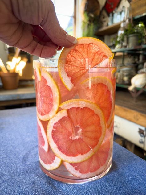 Grapefruit Flower Arrangement, Fruit Vases Centerpiece, Orange Vase With Flowers, Citrus Flower Arrangements, Citrus Centerpiece Ideas, Orange Centerpieces Wedding, Citrus Vase, Citrus Floral Arrangement, Grapefruit Wedding