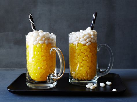 Pittsburgh Steelers : Here's to a pint even the kids can enjoy! Fill glass beer mugs three-quarters of the way with yellow jelly beans, then top with a cap of white jelly bean "foam." A black-and-white candy stick completes the look. Beer Mug Centerpiece, Birthday Ideas For Men, Beer Birthday Party, Yellow Jelly, Candy Centerpiece, 40th Birthday Men, 30th Birthday Men, Candy Stick, Candy Centerpieces