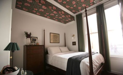 Caroline Winkler, Wallpapered Ceiling, William Morris Wallpaper, Morris Wallpapers, Wallpaper Ceiling, New England Homes, Room Transformation, Room Planning, Bedroom Loft