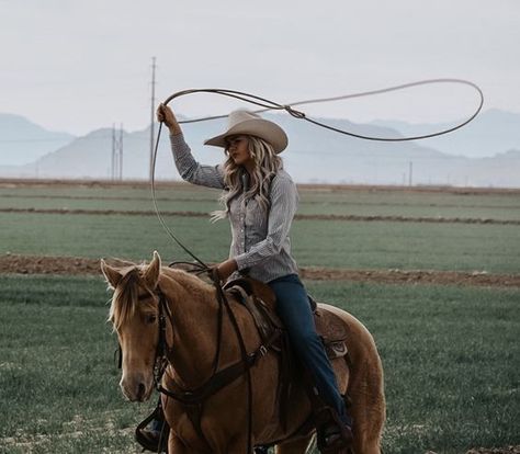 Rodeo Lifestyle, Cowgirl Photography, Horse Senior Pictures, Foto Cowgirl, Pictures With Horses, Western Photoshoot, Cowgirl Pictures, Western Photo, Western Photography