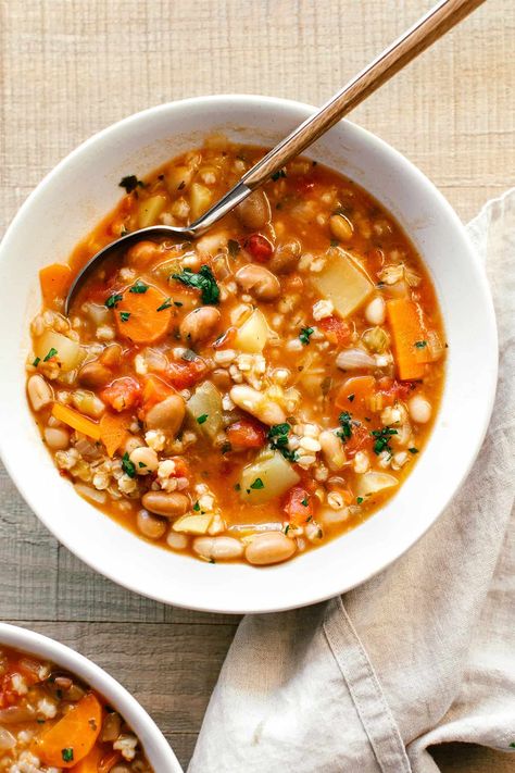 A simple and cheap one-pot meal! Made with plenty of vegetables, beans and barley. Easy to make ahead and freeze. Great vegetarian lunch or dinner option. Vegetarian Barley Soup, Healthy Fall Soups, Vegetable Barley Soup, Crock Pot Vegetables, Soup Vegetable, Hearty Vegetable Soup, Jo Cooks, Fall Soup, Fall Soup Recipes