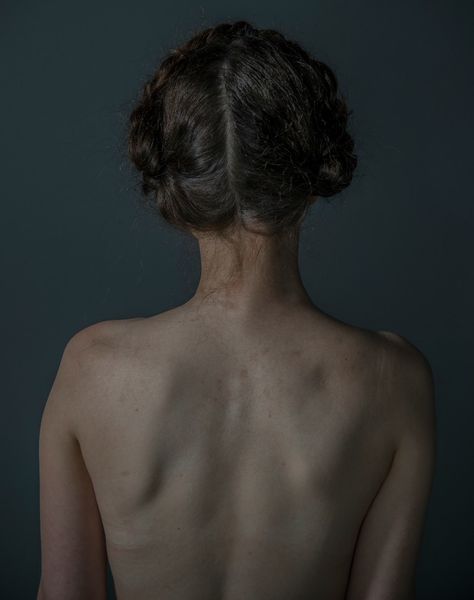 Danielle Van Zadelhoff | Portrait Awards 2015 Entry Woman's Back, Body Template, Body Photography, Anatomy Poses, Body Anatomy, Human Poses Reference, Female Anatomy, Woman Back, Poses References