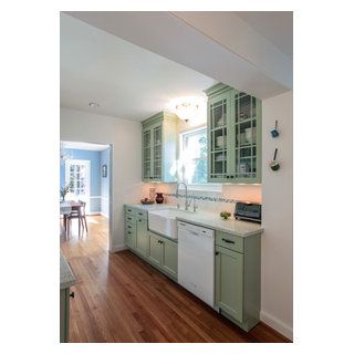 Washington D.C. - Green Transitional Kitchen - Traditional - Kitchen - DC Metro - by EnviroHomeDesign LLC | Houzz Small Enclosed Kitchen, Enclosed Kitchen Ideas, Kitchen With No Island, Kitchen Keeping Room, Enclosed Kitchen, Small Kitchen Designs, Ideas For Storage, Recessed Panel Cabinets, Diy Kitchen Backsplash