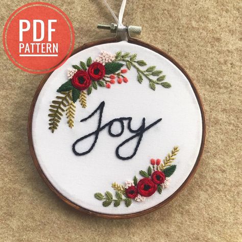 Kayleigh | Floss & Hoop on Instagram: “A new Christmas pattern is up in the shop today! Full of pretty Christmas florals - link is in the bio!  #embroidery #hoopart…” Hoop Christmas Decor, Joy Embroidery, Christmas Decor Easy, Christmas Embroidery Hoop, Simple Embroidery Stitches, Embroidery Hoop Christmas, Word Joy, Beginner Embroidery, Christmas Embroidery Patterns