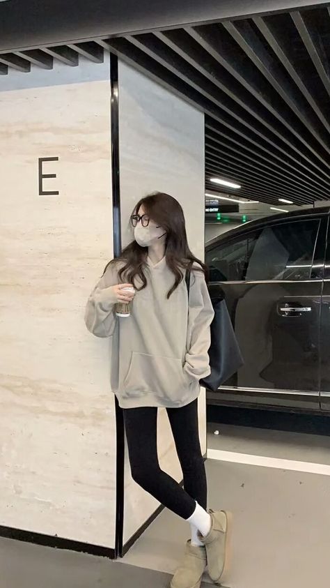 Ootd Leggings, College Outfit Ideas, Trendy Winter Fashion, Korean Summer Outfits, Simple Casual Outfits, Biker Aesthetic, Latest Bridal Dresses, College Outfit, Women Dresses Classy