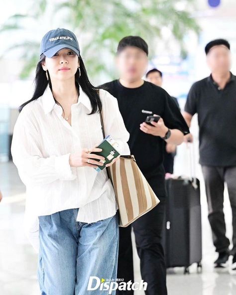 Hye Kyo at Incheon Airport - Flight to Venice 6/10/24 #songhyekyo Kd Outfits, Song Hye Kyo Style, Airport Pictures, Hye Kyo, Song Hye Kyo, Full House, Korean Drama, Venice, Kdrama