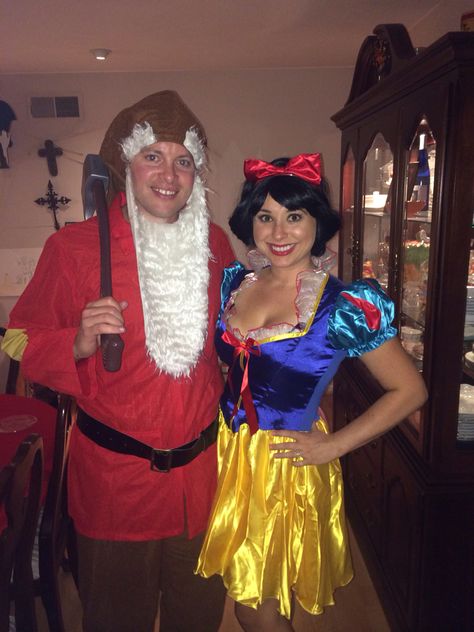 Couples Costume.  Snow White and her Dwarf. Snow White Couple Costume, Seven Dwarfs Costume, Snow White Halloween Costume, Snow White Dwarfs, Snow White Costume, Couples Halloween Outfits, Cute Couple Halloween Costumes, Halloween Deco, Couple Halloween