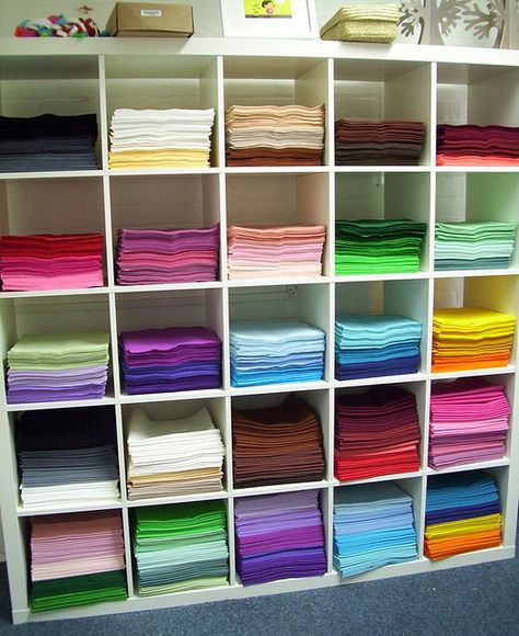 Armazenar papel Felt Storage, Felt Squares, Dream Craft Room, Scrapbook Room, Felt Craft, Penny Rugs, Craft Room Storage, Craft Room Office, Creation Couture