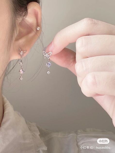 Anting Anting Aesthetic, Korean Earrings Aesthetic, Aesthetic Earring, Pretty Ear Piercings, Korean Jewelry, Jewelry Accessories Ideas, Classy Jewelry, Fancy Jewellery, Fancy Jewelry