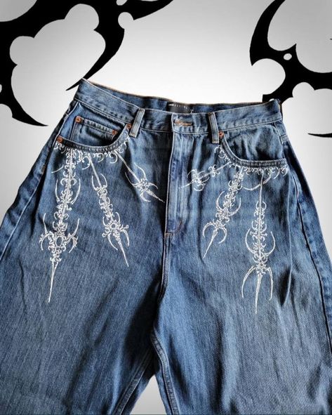 Bleaching Jeans Ideas, Bleach Paint Jeans, Jean Bleach Designs, Paint Pants Ideas, Diy Pants Paint, Cybersigilism Clothes, Bleach Pants Ideas, Bleach Art Jeans, Art On Pants