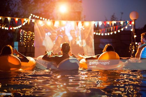 Stock Photo : Pool movie night party. Dive In Movie, Pool Movie, Outdoor Movie Party, Friends Party Night, Night Pool Party, Theatre Pictures, Movie Rental, Party Swimming Pool, Weekend Reading