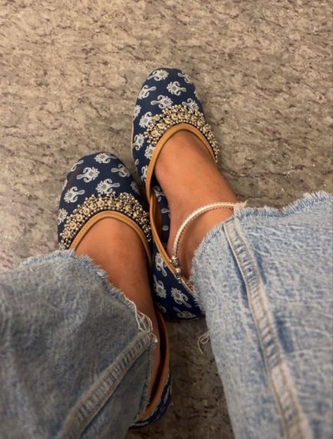 Silver Mules, Asian Shoes, South Asian Aesthetic, Indian Shoes, Desi Love, Punjabi Jutti, Desi Fashion Casual, Desi Clothes, Mode Casual