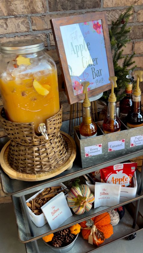 The cutest apple cider bar setup for any kind of event. Apple Cider Bar Wedding, Cider Bar Wedding, Apple Cider Wedding, Apple Cider Bar, Pumpkin Theme Baby Shower, November Baby Shower, Hot Cocoa Stand, Cider Bar, Progressive Dinner