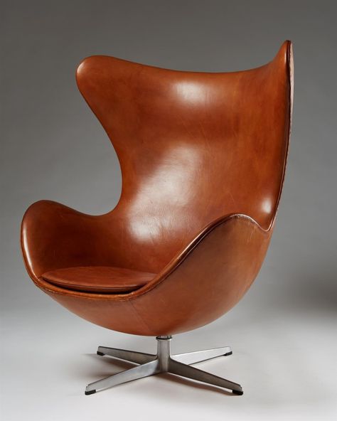 Leather and aluminium. Interior Design Chair, Arne Jacobsen Egg Chair, Palm Springs Mid Century Modern, Famous Chair, Leather Armchair Modern, Brown Leather Armchair, Mid Century Modern Chair, Store Design Interior, Arne Jacobsen