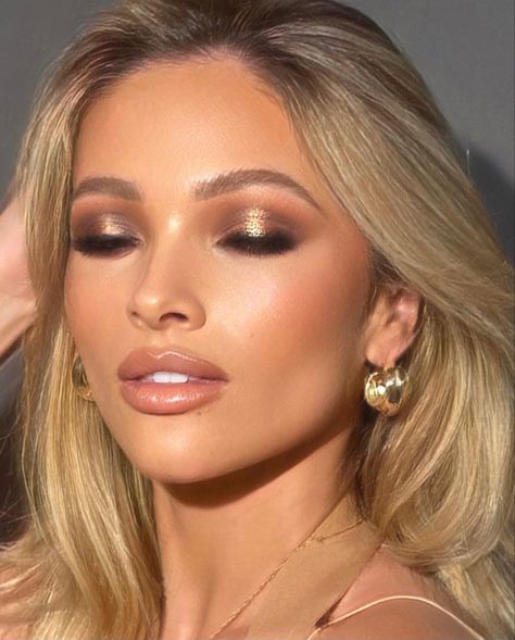 Gold Makeup For Prom, Golden Dress Makeup Look, Formal Gold Makeup, Makeup For A Golden Dress, Makeup Looks For Gold Dresses, Gold Makeup Bridesmaid, Gold Glamour Makeup, Prom Makeup For Cream Dress, Gold Make Up Looks Natural Makeup