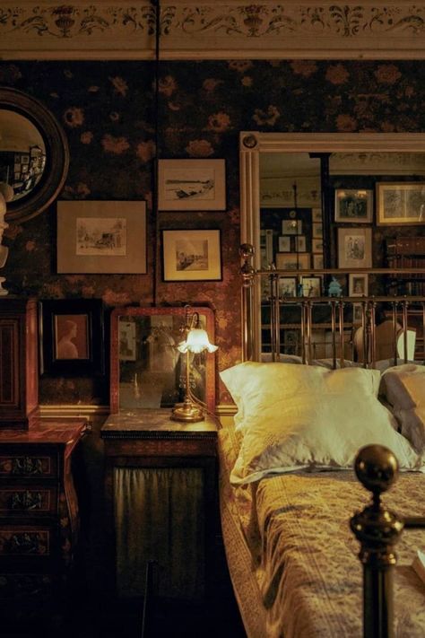 Bedroom Ideas For Small Rooms Dark, Dark Cottage Aesthetic, Dark Vintage Bedroom, Dark Academia Bedroom Ideas, Moody Bedroom Ideas, Future Bedroom, Moody Bedroom, Dark Bedroom, Vintage Bedroom