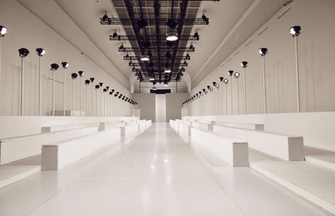 Fashion Show Set Design From Paris Fashion Week Fashion Show Runway Stage, Fashion Show Set Design, Yeezy Fashion Show, Fashion Show Stage Design, Fashion Show Aesthetic, Fashion Show Outfit, Louis Vuitton Fashion Show, Fashion Show Design, Fashion Show Makeup