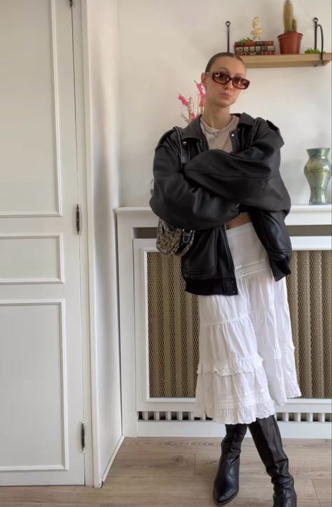 Tiered Skirt Outfit Summer, Black Tiered Skirt Outfit, White Tiered Skirt Outfit, Tiered Skirt Outfit, Korea Fits, White Tiered Skirt, White Skirt Outfit, Black Tiered Skirt, Outfit Leather Jacket