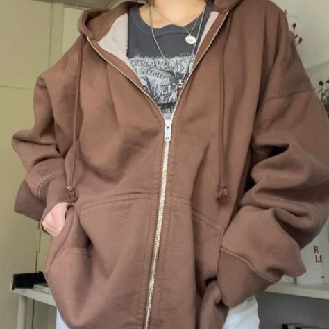 Big Zip Up Hoodie, Brown Zip Up Outfit, Brown Zip Up, Oversized Zip Up Hoodie Outfit Aesthetic, Aesthetic Zip Up Hoodie, Brown Zip Up Hoodie Outfit, Christy Hoodie Outfit, Brown Christy Hoodie, Zip Up Hoodie Outfit Aesthetic