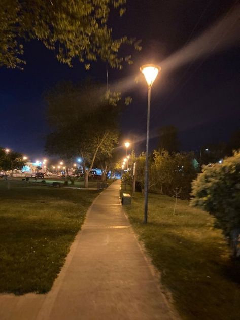 Night Walking Aesthetic, Perjalanan Kota, Nature Story, Dark Nature, Blurred Background Photography, Dark Nature Aesthetic, Night Pictures, Night Scenery, Night Landscape