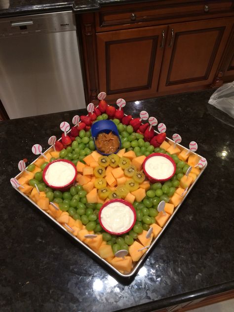 Baseball field fruit platter Sports Themed Birthday Party Food, Baseball Theme Potluck, Baseball Veggie Tray Ideas, Ballpark Theme Party Food, Baseball Fruit Tray Ideas, Baseball Theme Charcuterie Board, Baseball Charcuterie Board Ideas, Baseball Veggie Tray, Baseball Fruit Tray