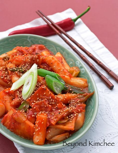 Korean Rice Cakes 4½C water 8-10 dried anchovies 1 piece of dried sea kelp, about 4" long 1⅓ lb (600g) rice cakes, usually comes as frozen 4-5T Korean red chili paste (gochujang) 3T sugar 3 slices flat fish cakes cut into big chunks, optional ½ cabbage diced 1 leek, white and light green part sliced 1 garlic chopped 1-2T ketchup, optional 1t sesame seeds roasted dash pepper Korean Rice Cakes, Korean Rice Cake, Rice Cake Recipes, Korean Rice, Spicy Rice, Spicy Korean, Korean Dishes, Rice Cakes, Asian Dishes