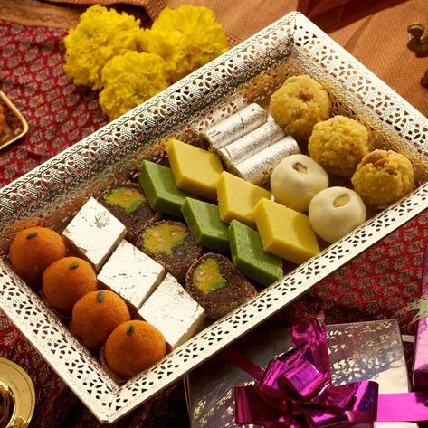 Indian Sweets Box, Snack Pictures, Sweets Photography, Wedding Snacks, Diwali Sweets, Wedding Sweets, Sweet Meat, Delicacy Food, Indian Sweet