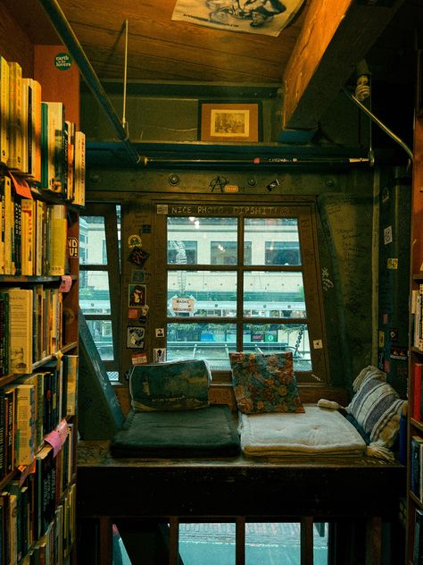 Seattle Bookstore Aesthetic, Pnw City Aesthetic, Portlandia Aesthetic, Northwest Aesthetic Pacific, Pacific Northwest Houses, Seattle Appartement, 90s Seattle Aesthetic, Seattle Living Aesthetic, Seattle Aesthetic Rain