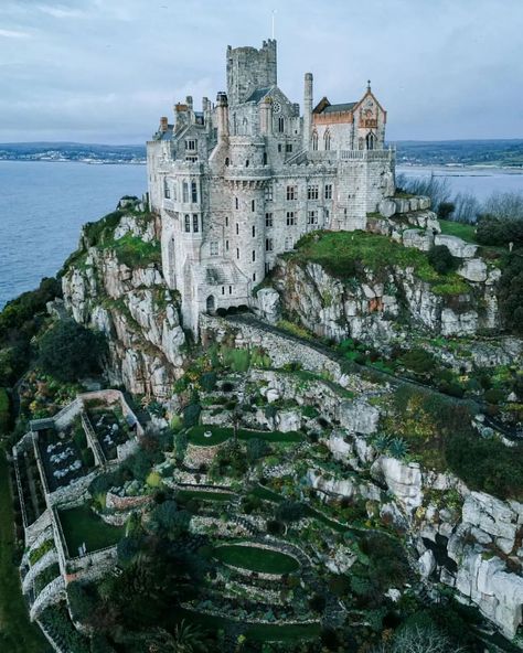 St Michael's Mount is a tidal... - Castle and Architecture Cornwall Castle, St Michael's Mount, Castles In England, Castle Mansion, European Castles, Fantasy Castle, Beautiful Castles, A Castle, Architecture Old