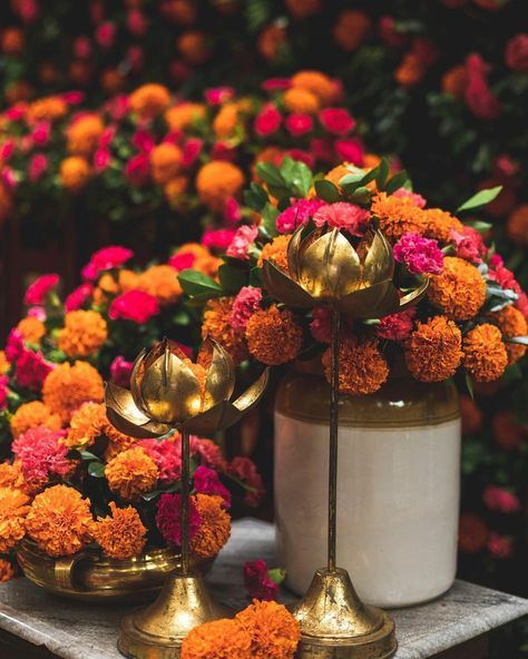 Roce Decoration, Vintage Indian Decor, Marigold Centerpiece Wedding, Indian Wedding Florals, Mehendi Decoration Ideas, Marigold Flower Decoration, Marigold Decor, Diwali Flowers, Mehendi Decoration