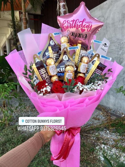 Order or enquiry’s please Whatsapp us No : +60175326545 We provide delivery for Penang Kedah Kl Selangor (Selected Area) #kedaibunga #rosebouquet #birthdaygift #surprisedeliverypenang #valentinesdaygift #surprisedelivery #surpriseplanner #kedaibungapenang  #mothersdaygift #freshflowerbouquet #surprisebox #cottonbunnysflorist #mothersdaygift  #freshflower #convocationbouquet  #graduationbouquet  #chocolatebouquet  #flowerbouquet #floristpenang Bouquet Gift Ideas Birthdays, Birthday Bouquet Diy, Gift Chocolate Ideas, Bouquet Of Food, Cute Flowers Bouquet Gift Ideas, Birthday Gift Chocolate Ideas, Snack Birthday Gift Ideas, Food Flowers Bouquet, Flower Bouquet Ideas Gift