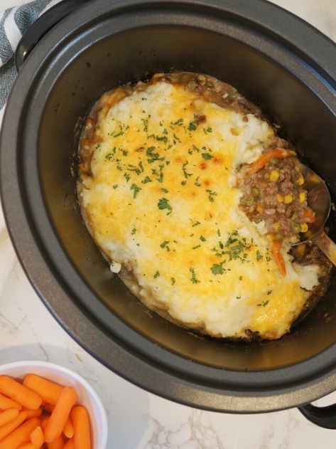 Crock Pot Shepherd's Pie - Crock Pots and Flip Flops Shepherds Pie Recipe Crockpot, Beef Casseroles, Dump Recipes, Cottage Pie Recipe, Dinners Healthy, Instant Mashed Potatoes, Crockpot Ideas, Crock Pots, Slow Cooker Recipes Beef