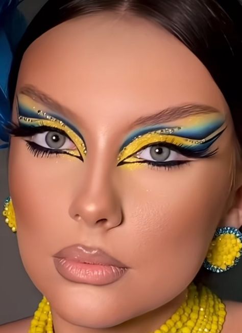 Makeup Artist 🎨 Artistic Eye Makeup Creative, Fashion Show Makeup Looks, Parrot Makeup, Ballroom Makeup, Makeup Carnaval, Fashion Show Makeup, Yellow Eye Makeup, Drag Make-up, Show Makeup