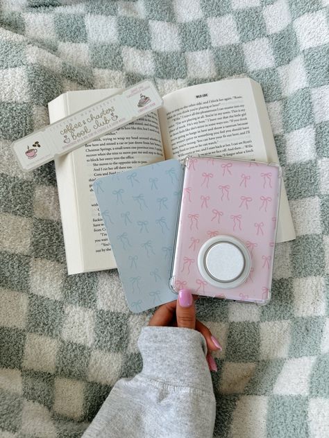 Kindle Popsocket Aesthetic, Kindle Insert Ideas, Cute Kindle, Kindle 2022, Kindle Accessories, Kindle Skin, Kindle Insert, Kindle Aesthetic, Crochet Coffee Cozy