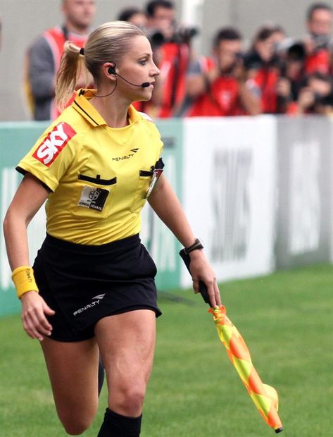 Soccer Referee, Football Referee, Rio Olympics, Soccer Girl, Hot Fitness, Soccer Pictures, Muscle Girls, Womens Football, Womens Soccer