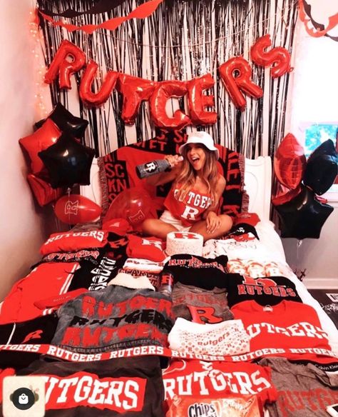 Rutgers Bed Party, Rutgers University Aesthetic, Rutgers Aesthetic, College Acceptance Room Decorating, College Bed, College Decision, Portrait Outfits, College Vibes, Senior Portrait Outfits