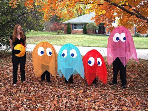 Family PacMan costumes made from clear umbrellas Pregnant Halloween Costumes, Team Costumes, Colorful Halloween, Teal Pumpkin, Pregnant Halloween, Homemade Halloween, Group Halloween Costumes, Fantasias Halloween, Family Costumes